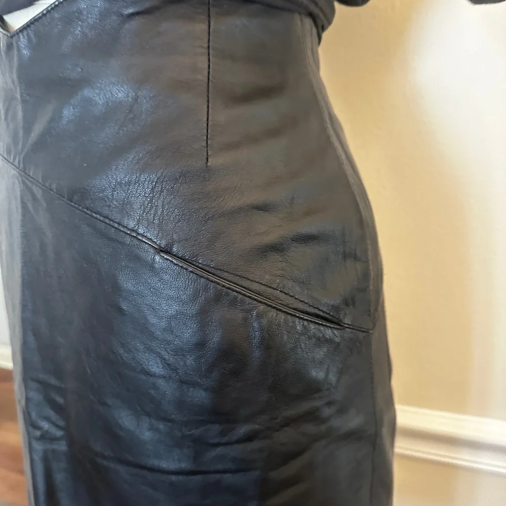 - Vintage 1980s Italian black leather skirt